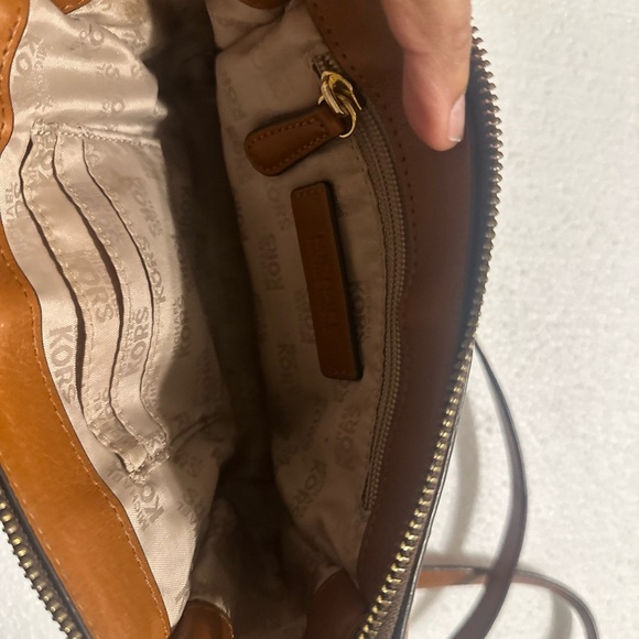 Michael Kors Elegant Brown and Black Crossbody Bag with Gold Emblem - Picture 5 of 11